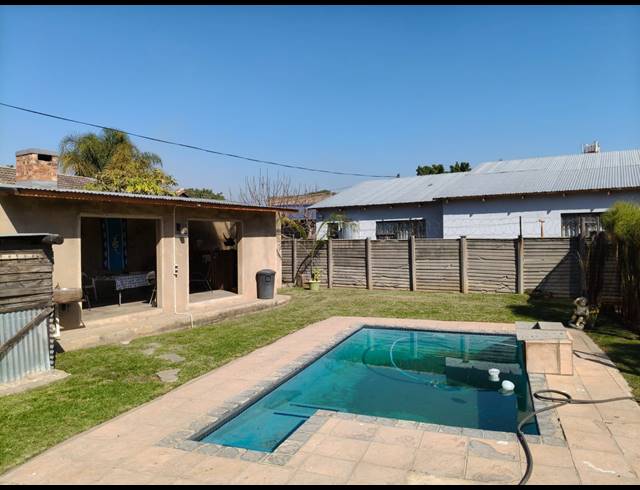 4 BEDROOM HOUSE FOR SALE IN OOS EINDE